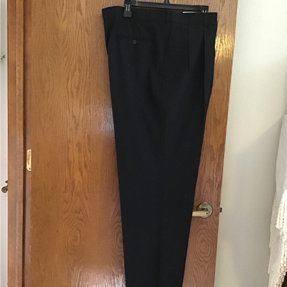 NWT BLACK DRESS PANTS BY HIGGINS. pleated & not hemmed. Size 40x38